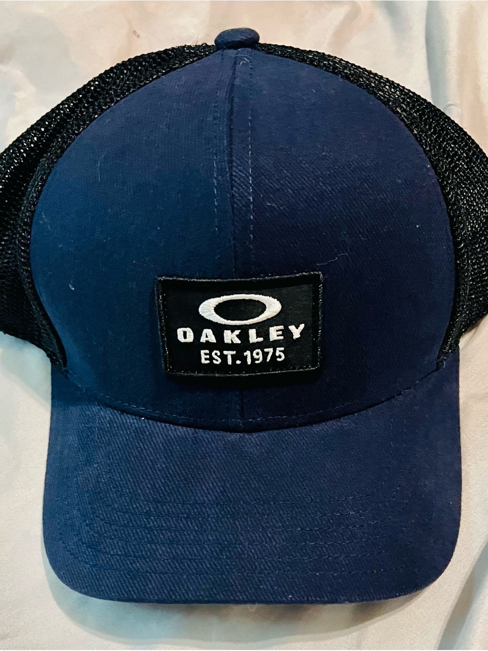 NWT Oakley Men's Navy and Black Trucker Cap
